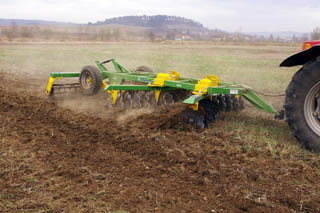 M3000 disc harrow with tube bar roll