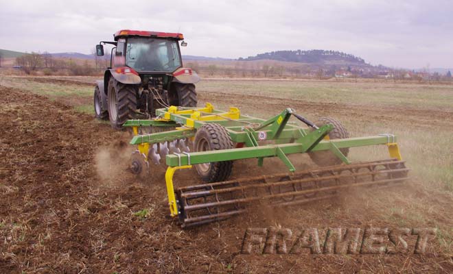 M3000 disc harrow with mounted tube bar roll