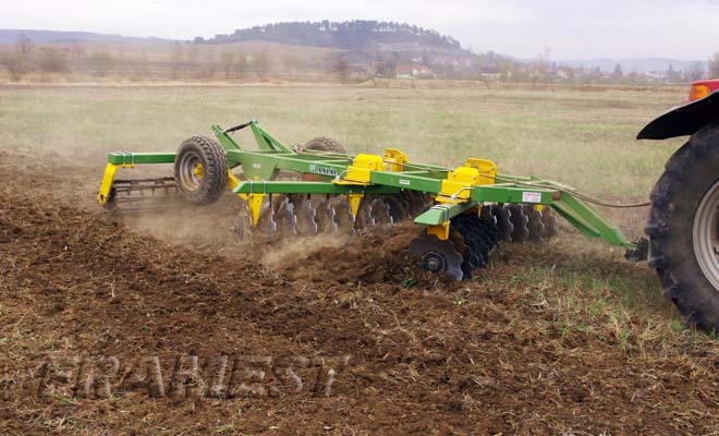 M3000 disc harrow with mounted tube bar roll