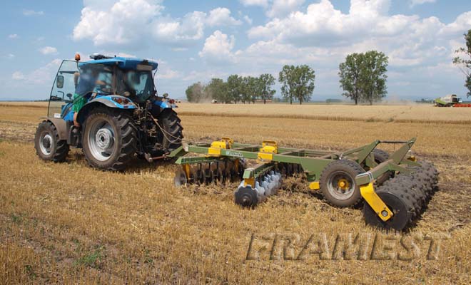 M3000 trailed disc harrow with mounted water manager rubber roll