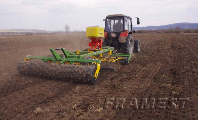 M3100 trailed combinator with mounted water manager rubber roll